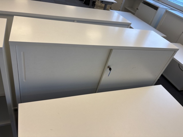 1409504-17 Kontorsmöbler - Höj-/sänkbara skrivbord, förvaringsskåp, avskärmning, m.m - IKEA, Edsbyn, AJ