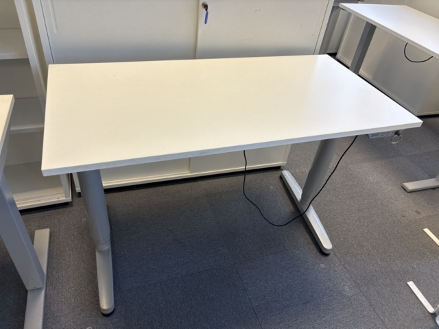 1409504-19 Kontorsmöbler - Höj-/sänkbara skrivbord, förvaringsskåp, avskärmning, m.m - IKEA, Edsbyn, AJ