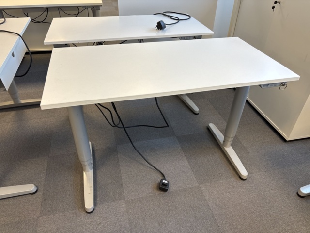 1409504-21 Kontorsmöbler - Höj-/sänkbara skrivbord, förvaringsskåp, avskärmning, m.m - IKEA, Edsbyn, AJ