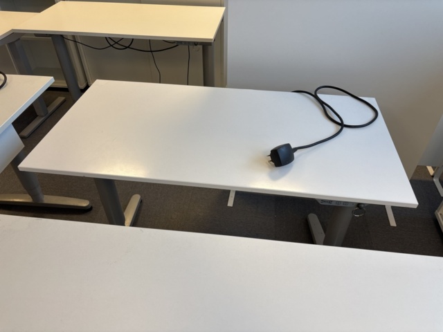 1409504-22 Kontorsmöbler - Höj-/sänkbara skrivbord, förvaringsskåp, avskärmning, m.m - IKEA, Edsbyn, AJ