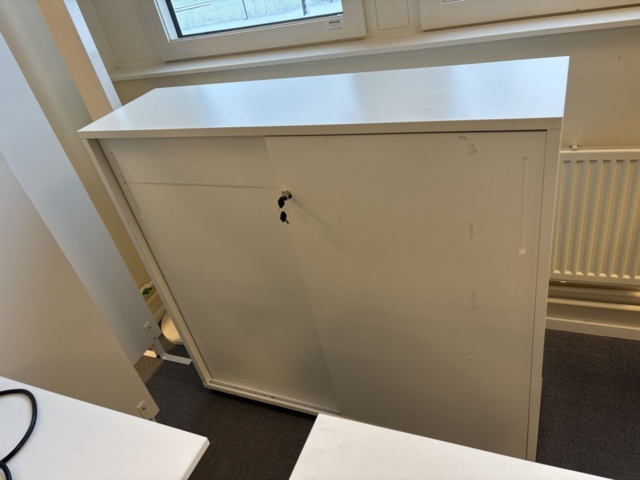 1409504-23 Kontorsmöbler - Höj-/sänkbara skrivbord, förvaringsskåp, avskärmning, m.m - IKEA, Edsbyn, AJ