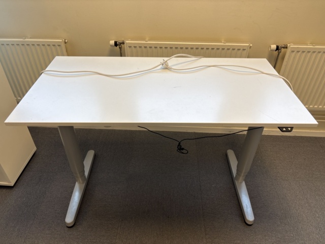 1409504-24 Kontorsmöbler - Höj-/sänkbara skrivbord, förvaringsskåp, avskärmning, m.m - IKEA, Edsbyn, AJ