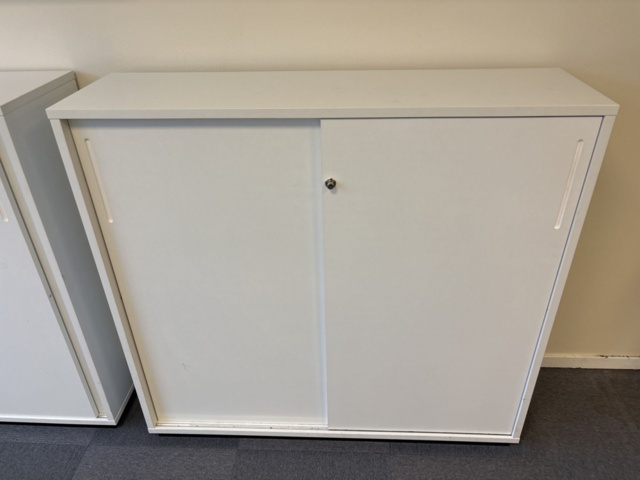 1409504-27 Kontorsmöbler - Höj-/sänkbara skrivbord, förvaringsskåp, avskärmning, m.m - IKEA, Edsbyn, AJ