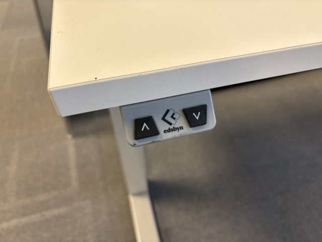 1409504-32 Kontorsmöbler - Höj-/sänkbara skrivbord, förvaringsskåp, avskärmning, m.m - IKEA, Edsbyn, AJ