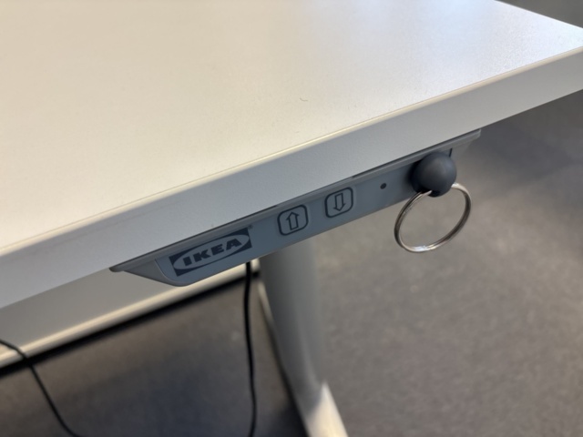 1409504-33 Kontorsmöbler - Höj-/sänkbara skrivbord, förvaringsskåp, avskärmning, m.m - IKEA, Edsbyn, AJ