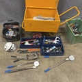 1431674-1 Verktygskista med diverse verktyg och byggtillbehör