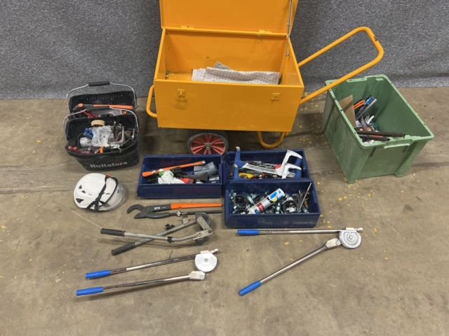 1431674-1 Verktygskista med diverse verktyg och byggtillbehör