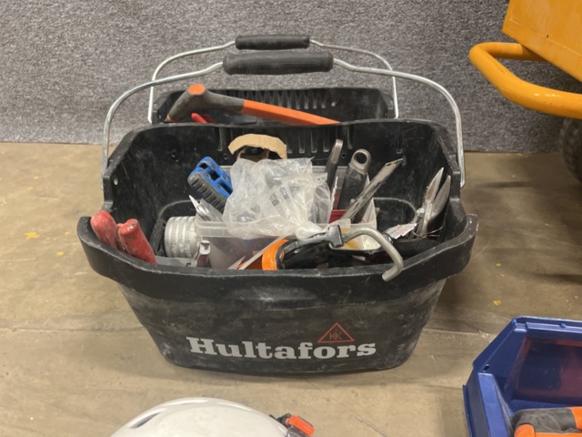 1431674-8 Verktygskista med diverse verktyg och byggtillbehör