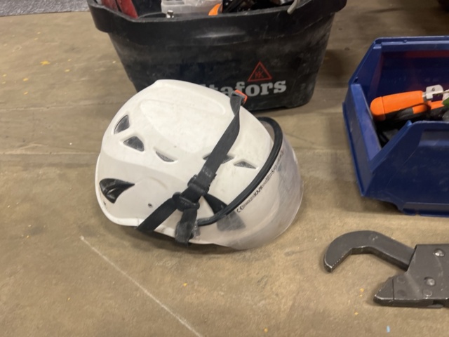 1431674-9 Verktygskista med diverse verktyg och byggtillbehör