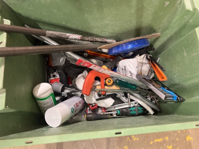 1431674-11 Verktygskista med diverse verktyg och byggtillbehör