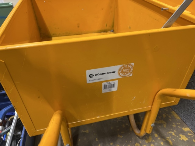 1431674-12 Verktygskista med diverse verktyg och byggtillbehör