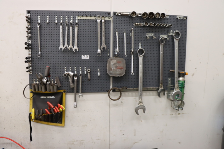 1295842-1 Väggtavla med fasta nycklar m.m.