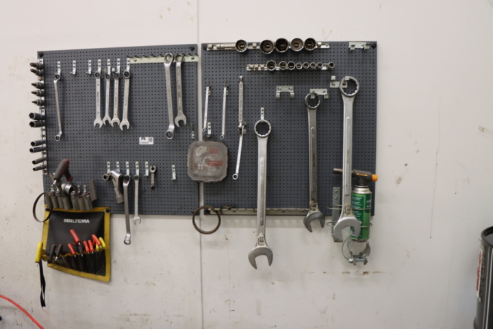 1295842-2 Väggtavla med fasta nycklar m.m.