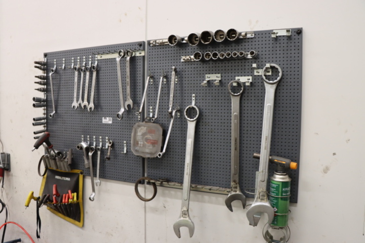 1295842-3 Väggtavla med fasta nycklar m.m.