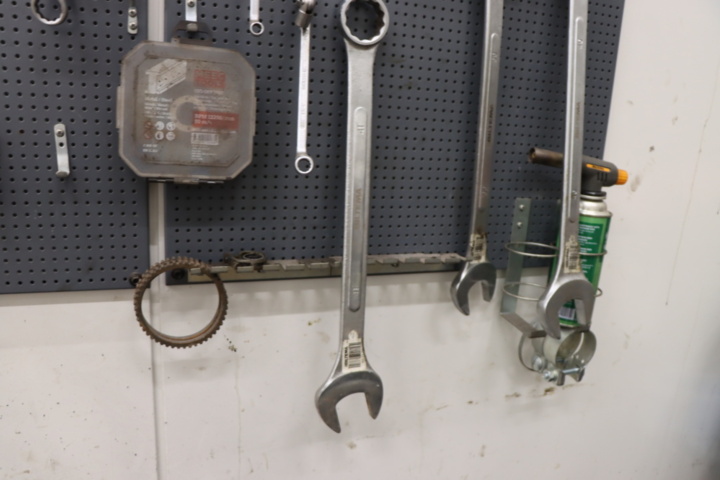 1295842-6 Väggtavla med fasta nycklar m.m.