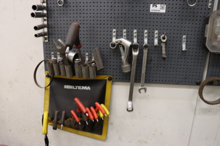 1295842-7 Väggtavla med fasta nycklar m.m.