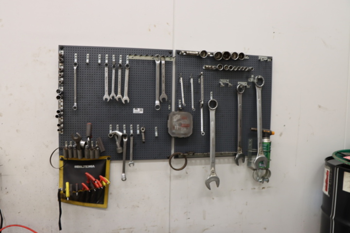 1295842-8 Väggtavla med fasta nycklar m.m.