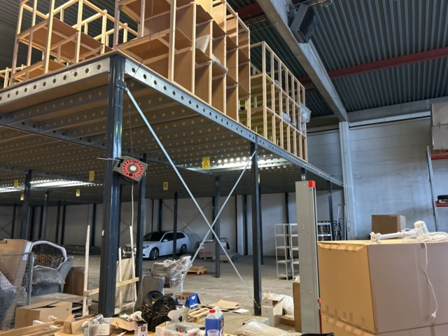 1457428-4 Entresolplan med trappor och räcken för demontering - ca 424 m²