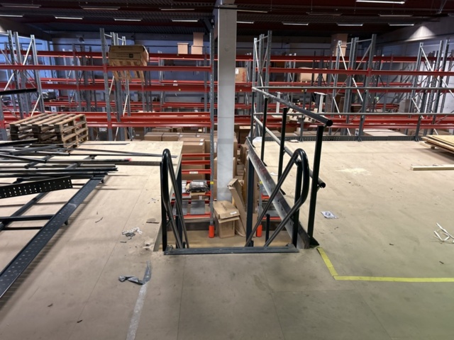 1457428-11 Entresolplan med trappor och räcken för demontering - ca 424 m²
