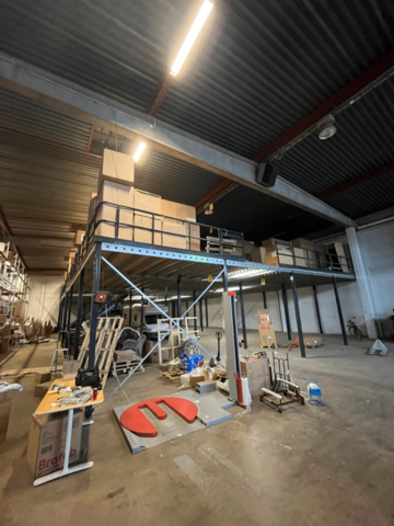 1457428-1 Entresolplan med trappor och räcken för demontering - ca 424 m²