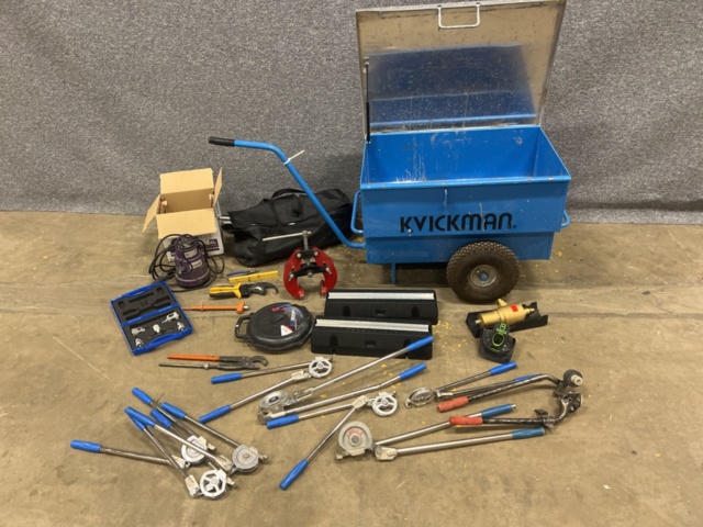 1431696-1 Verktygskista med diverse verktyg och byggtillbehör