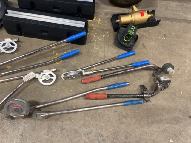 1431696-2 Verktygskista med diverse verktyg och byggtillbehör