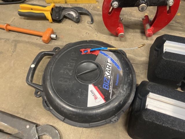 1431696-4 Verktygskista med diverse verktyg och byggtillbehör