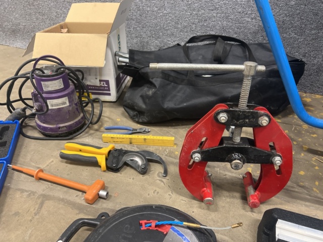 1431696-6 Verktygskista med diverse verktyg och byggtillbehör