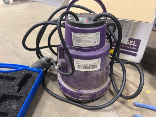 1431696-8 Verktygskista med diverse verktyg och byggtillbehör