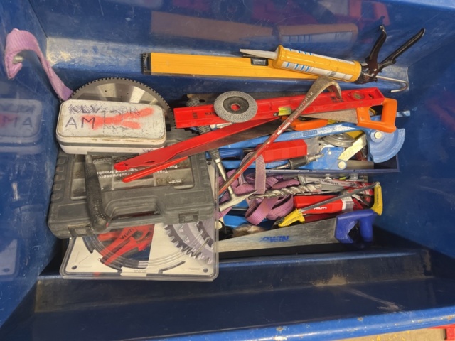 1431697-7 Verktygskista med diverse verktyg och byggtillbehör