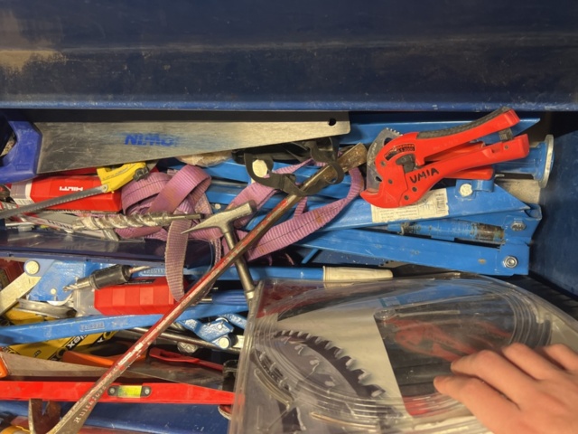 1431697-8 Verktygskista med diverse verktyg och byggtillbehör