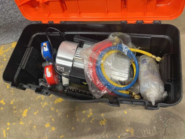 1431697-11 Verktygskista med diverse verktyg och byggtillbehör