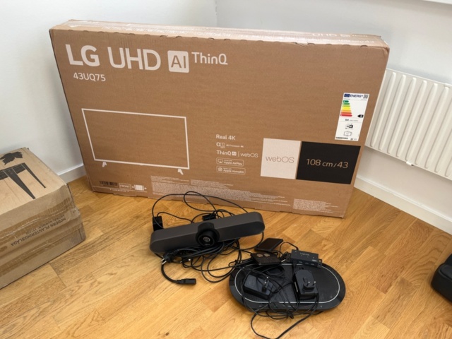 1056752-1 Konferensutrustning med TV och videobar – LG 43UQ75, igloohome, Logitech
