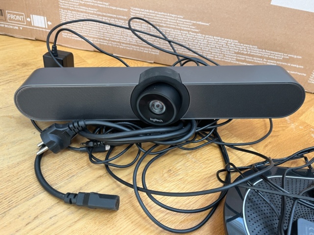 1056752-3 Konferensutrustning med TV och videobar – LG 43UQ75, igloohome, Logitech