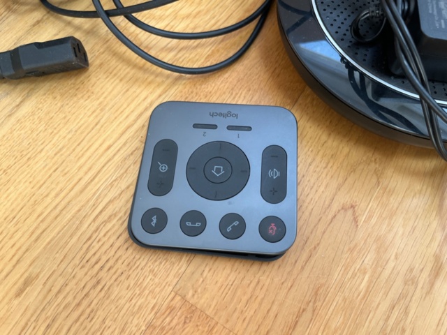 1056752-4 Konferensutrustning med TV och videobar – LG 43UQ75, igloohome, Logitech