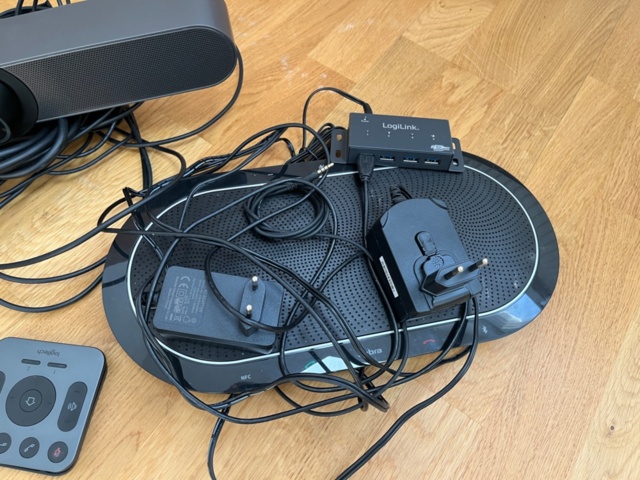 1056752-5 Konferensutrustning med TV och videobar – LG 43UQ75, igloohome, Logitech