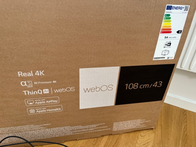 1056752-8 Konferensutrustning med TV och videobar – LG 43UQ75, igloohome, Logitech