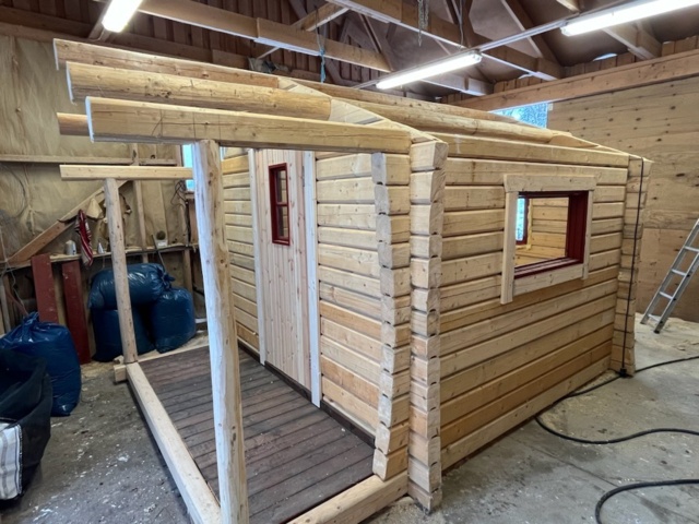 1468584-3 Svensk nytillverkad timmerstuga