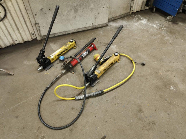 1401220-1 Hydrauliska domkrafter