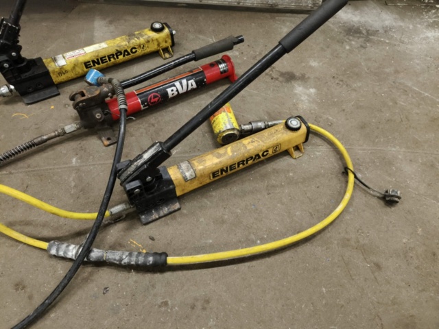 1401220-3 Hydrauliska domkrafter