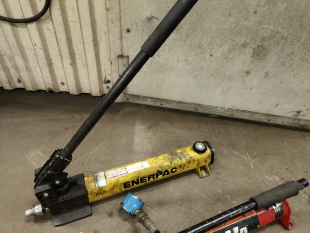 1401220-6 Hydrauliska domkrafter