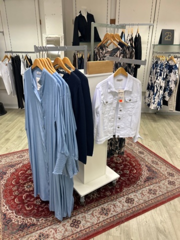 1410853-5 Samtliga kläder i butiken