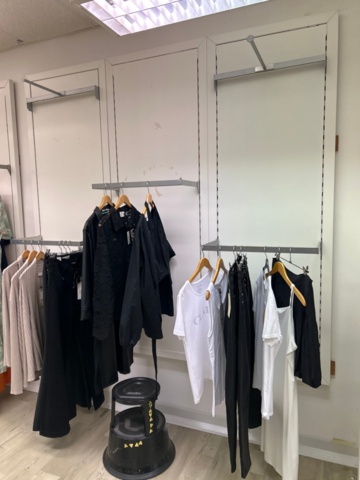 1410854-4 Skyltdockor, klädställningar och galgar