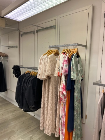 1410854-5 Skyltdockor, klädställningar och galgar