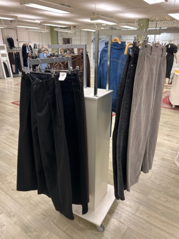 1410854-12 Skyltdockor, klädställningar och galgar