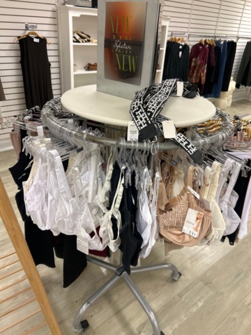 1410854-13 Skyltdockor, klädställningar och galgar