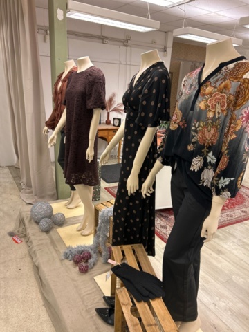 1410854-16 Skyltdockor, klädställningar och galgar