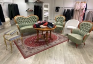 1410855 Butiksinredning - Möbler, mattor, kassadisk, m.m.