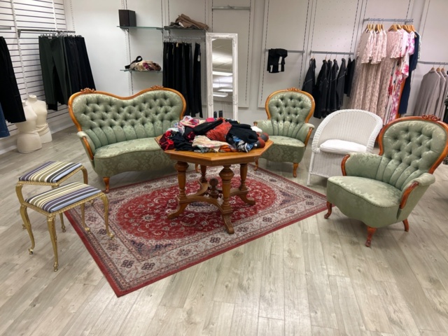 1410855-1 Butiksinredning - Möbler, mattor, kassadisk, m.m.