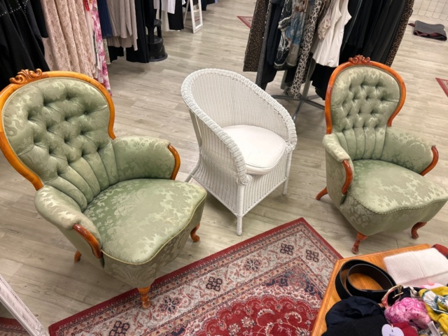 1410855-4 Butiksinredning - Möbler, mattor, kassadisk, m.m.